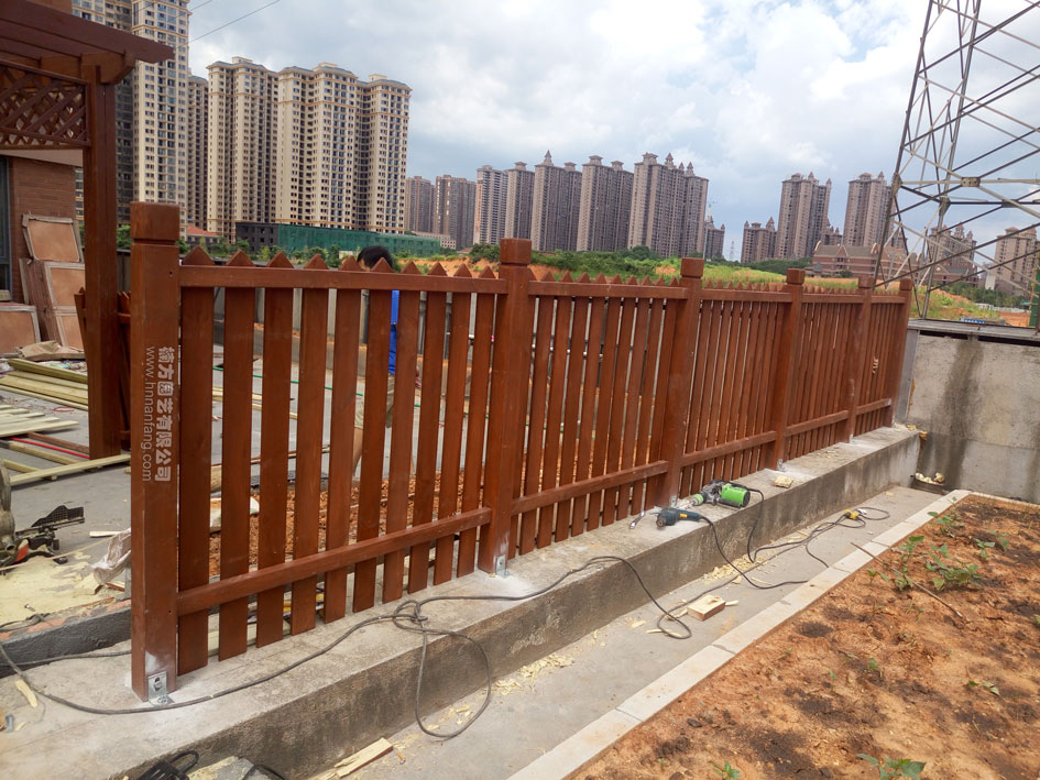 防腐木栅栏.jpg 防腐木栅栏.jpg