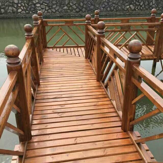 防腐木护栏.jpg 防腐木护栏.jpg