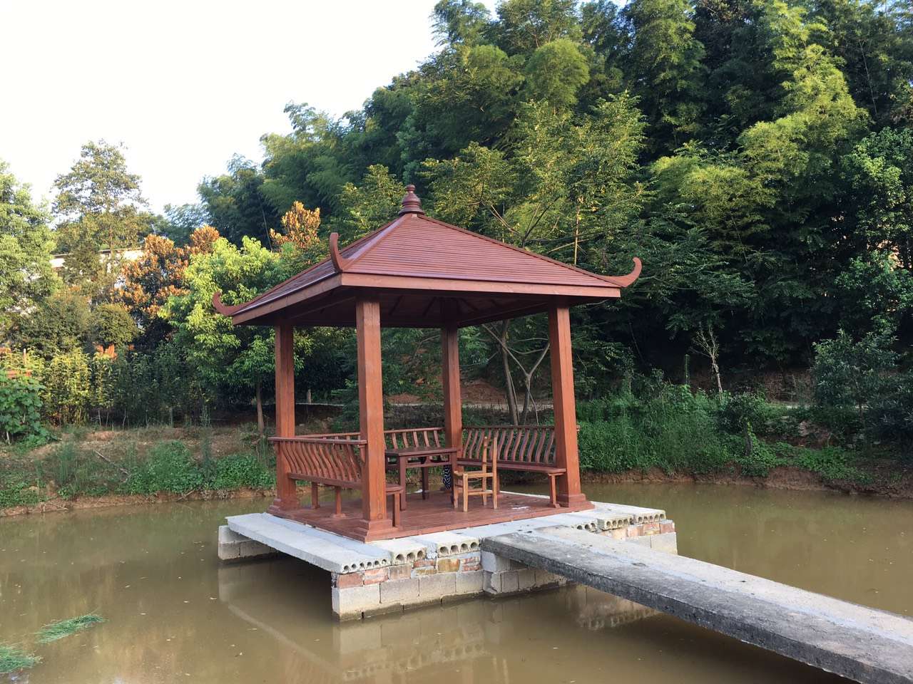 防腐木亭子.jpg 防腐木亭子.jpg