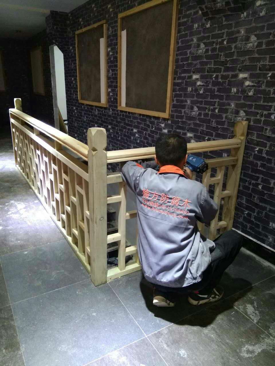 防腐木室内栏杆.jpg 防腐木室内栏杆.jpg