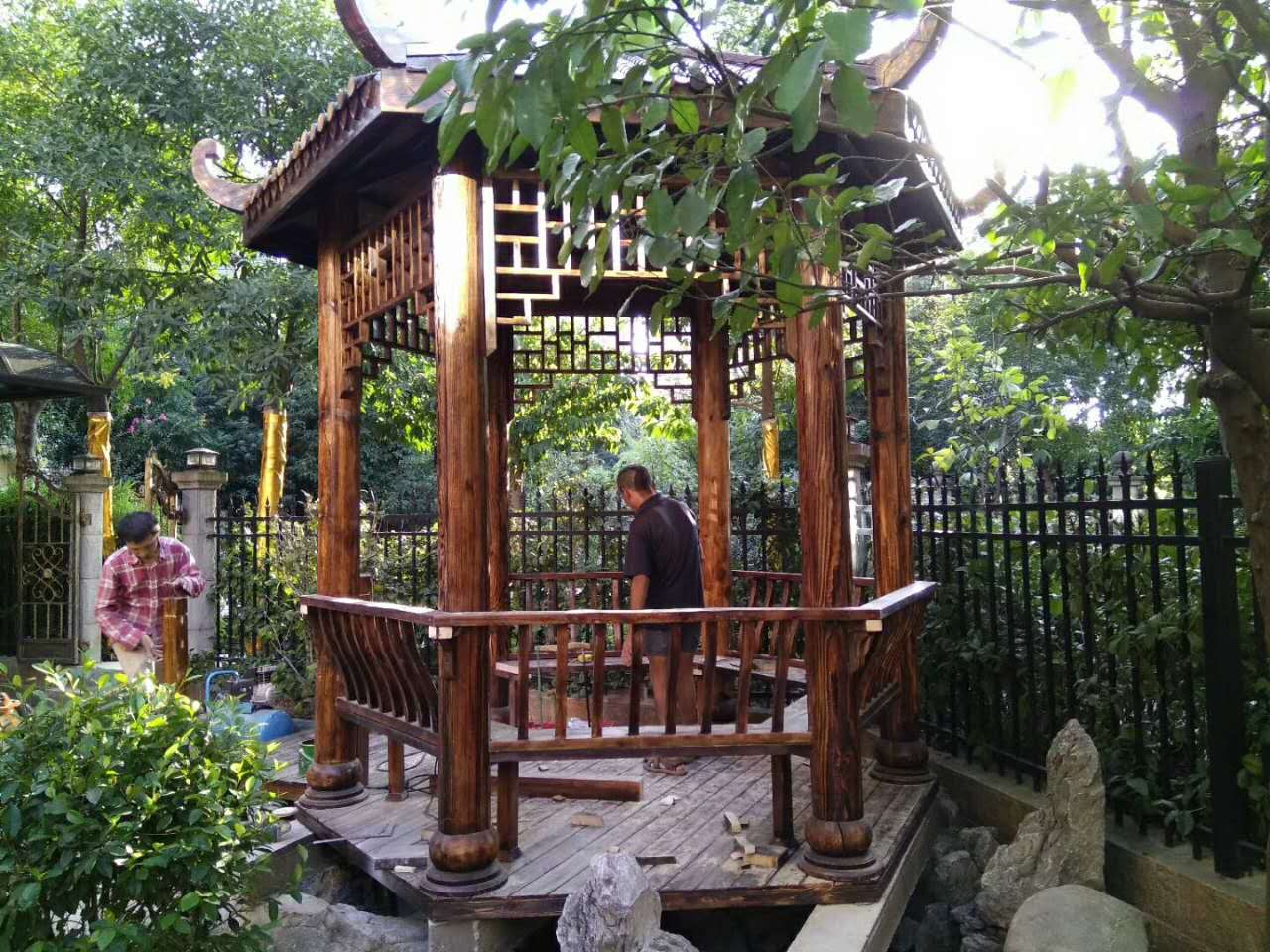 碳化木六角亭.jpg 碳化木六角亭.jpg