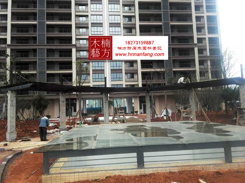 防腐木弧形花架.jpg 防腐木弧形花架.jpg