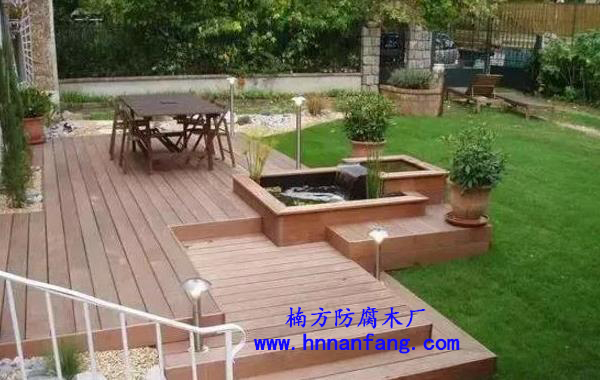 庭院防腐木地板造型.jpg 庭院防腐木地板造型.jpg