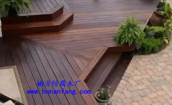 庭院防腐木地板.jpg 庭院防腐木地板.jpg