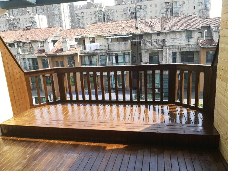 防腐木栏杆地板.jpg 防腐木栏杆地板.jpg