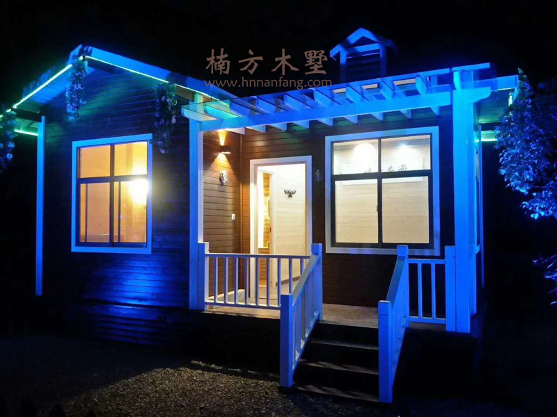 木屋灯光夜景.jpg 木屋灯光夜景.jpg